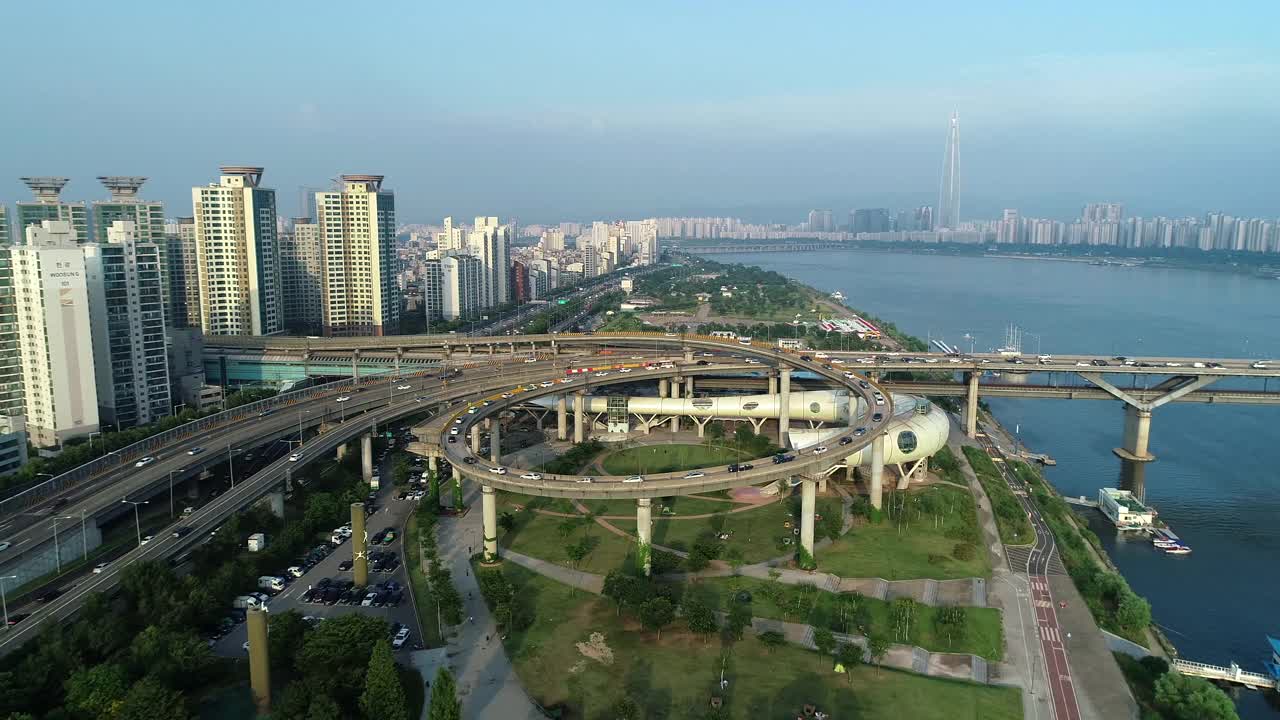 汽车行驶在纛岛附近的道路上，眺望着汉江附近的文化综合体和清潭大桥视频素材