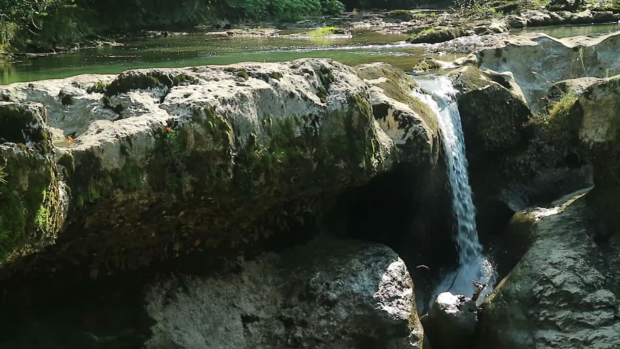 马特维利峡谷中美丽的瀑布之一，萨迈格莱洛地区，格鲁吉亚视频素材