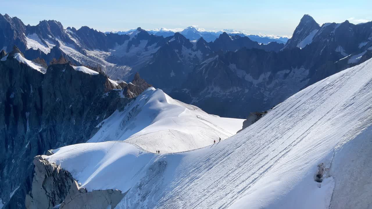 4K法国阿尔卑斯山峰全景图，绳索队在海拔3842米的雪坡上下降，登山者的轮廓。自然美和极端的人的活动理念视频素材