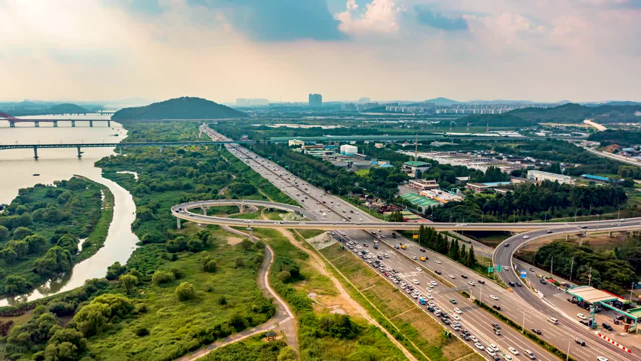 图为，在首尔麻浦区汉江奥林匹克大桥附近的市内道路上行驶的车辆视频素材