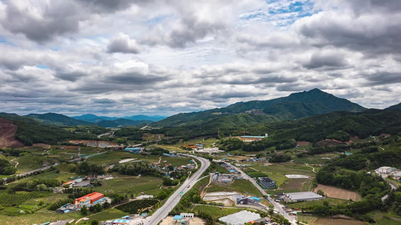 韩国忠北阴城郡五甲山服务区附近的村庄视频素材