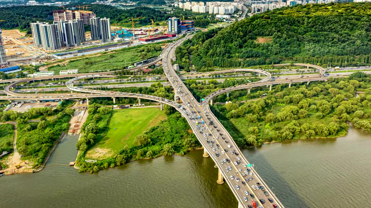 图为，在首尔麻浦区汉江奥林匹克大桥附近的市内道路上行驶的车辆视频素材