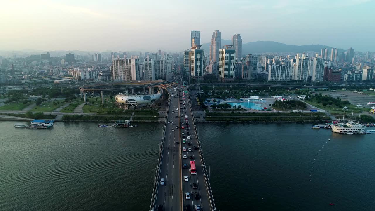 汽车行驶在纛岛附近的道路上，眺望着汉江附近的文化综合体和清潭大桥视频素材