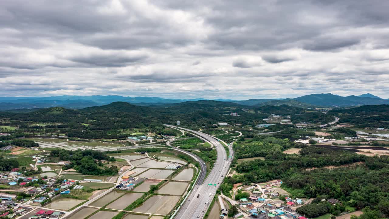 汽车行驶在路旁和附近休息的村庄/韩国京畿道骊州市视频素材