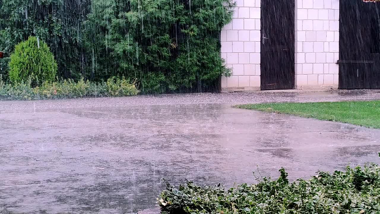 风暴和大雨的概念。降雨。视频素材