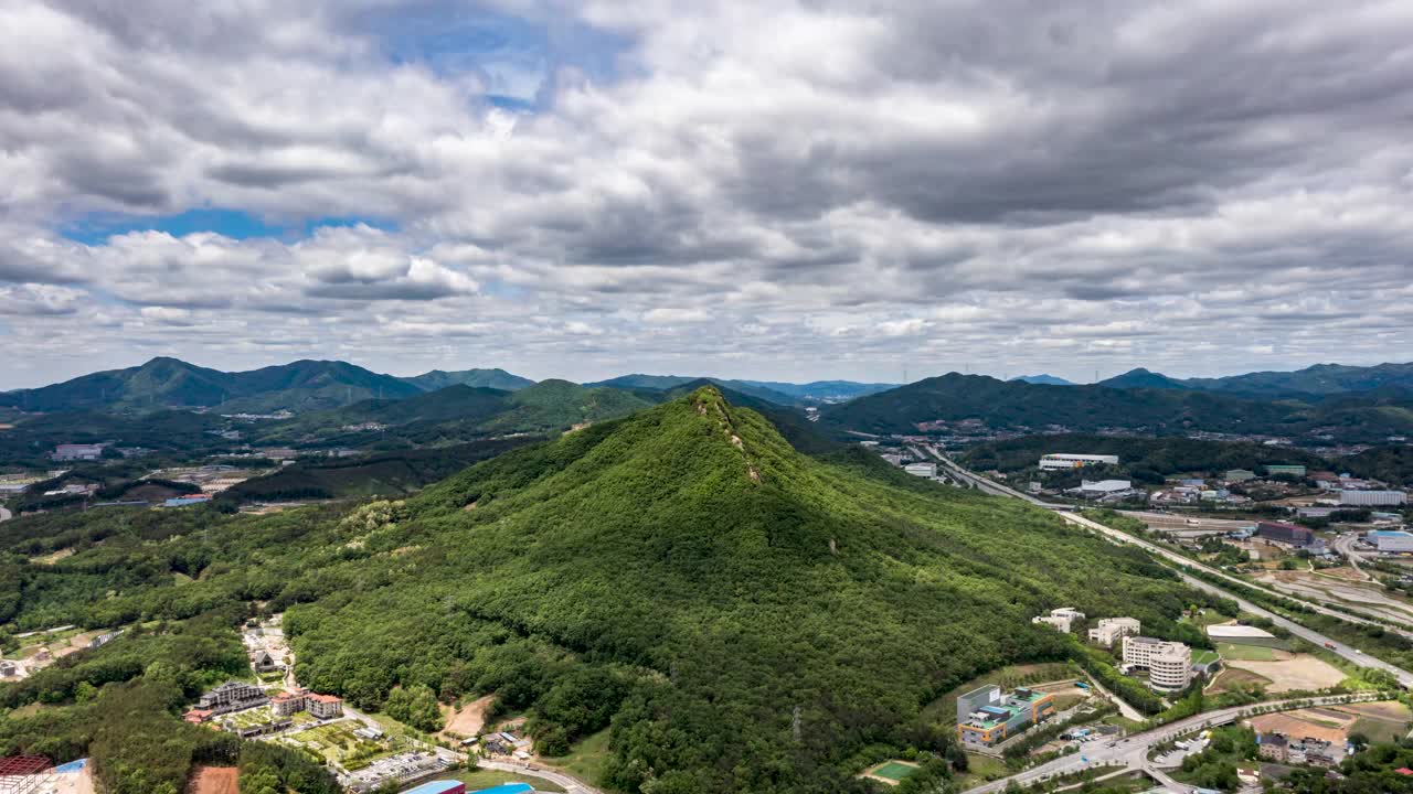 韩国京畿道利川市元达高山和塔高山附近的村庄风景视频素材