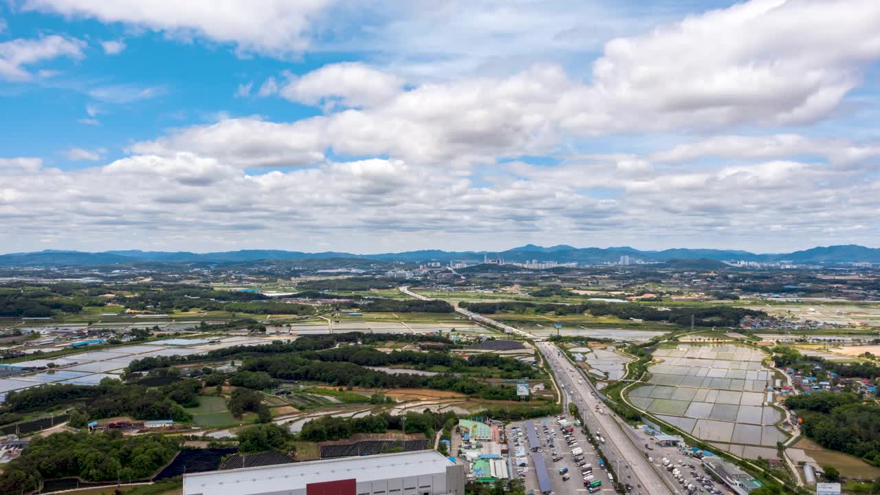 汽车行驶在路旁和附近休息的村庄/韩国京畿道骊州市视频素材