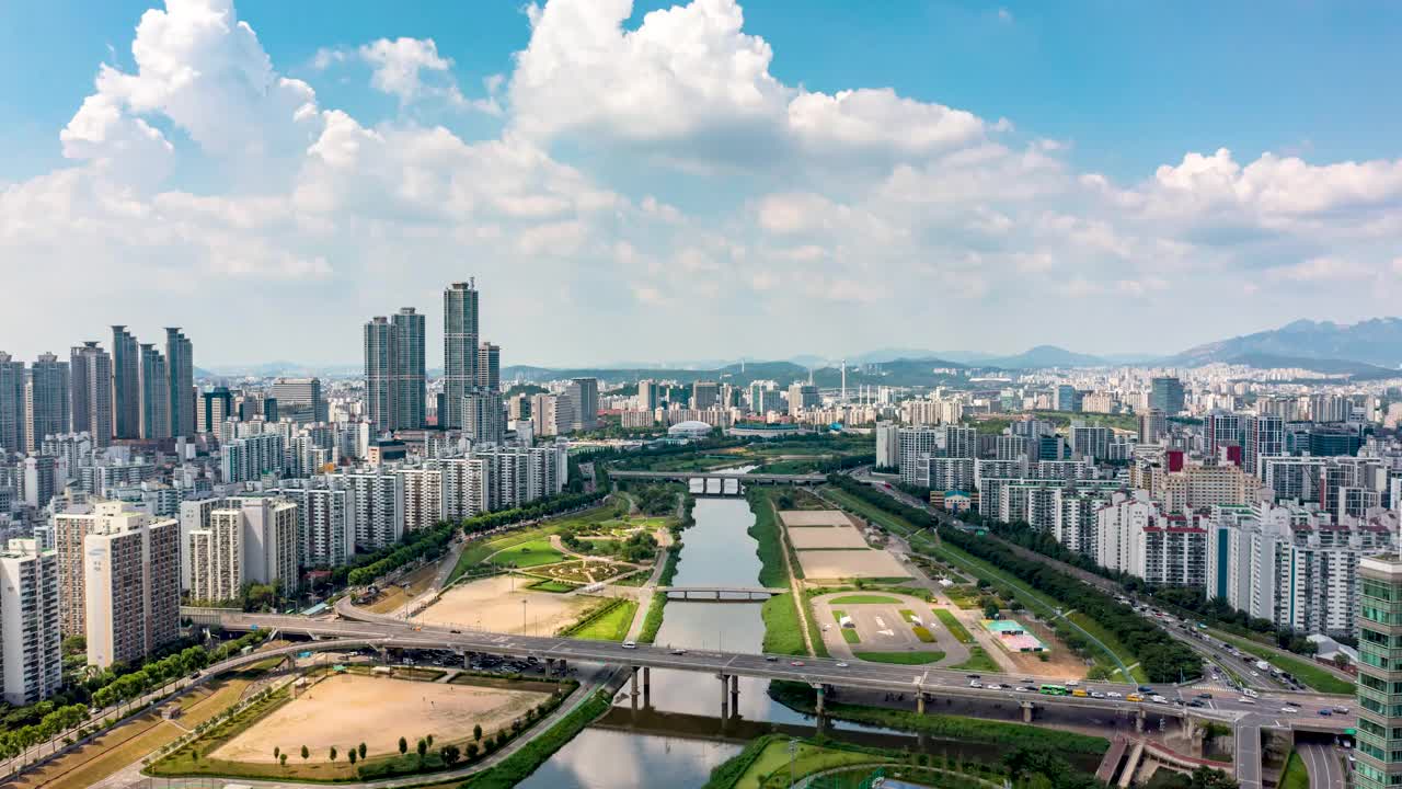 韩国首尔九老区新井桥附近的市中心，安阳川附近视频素材