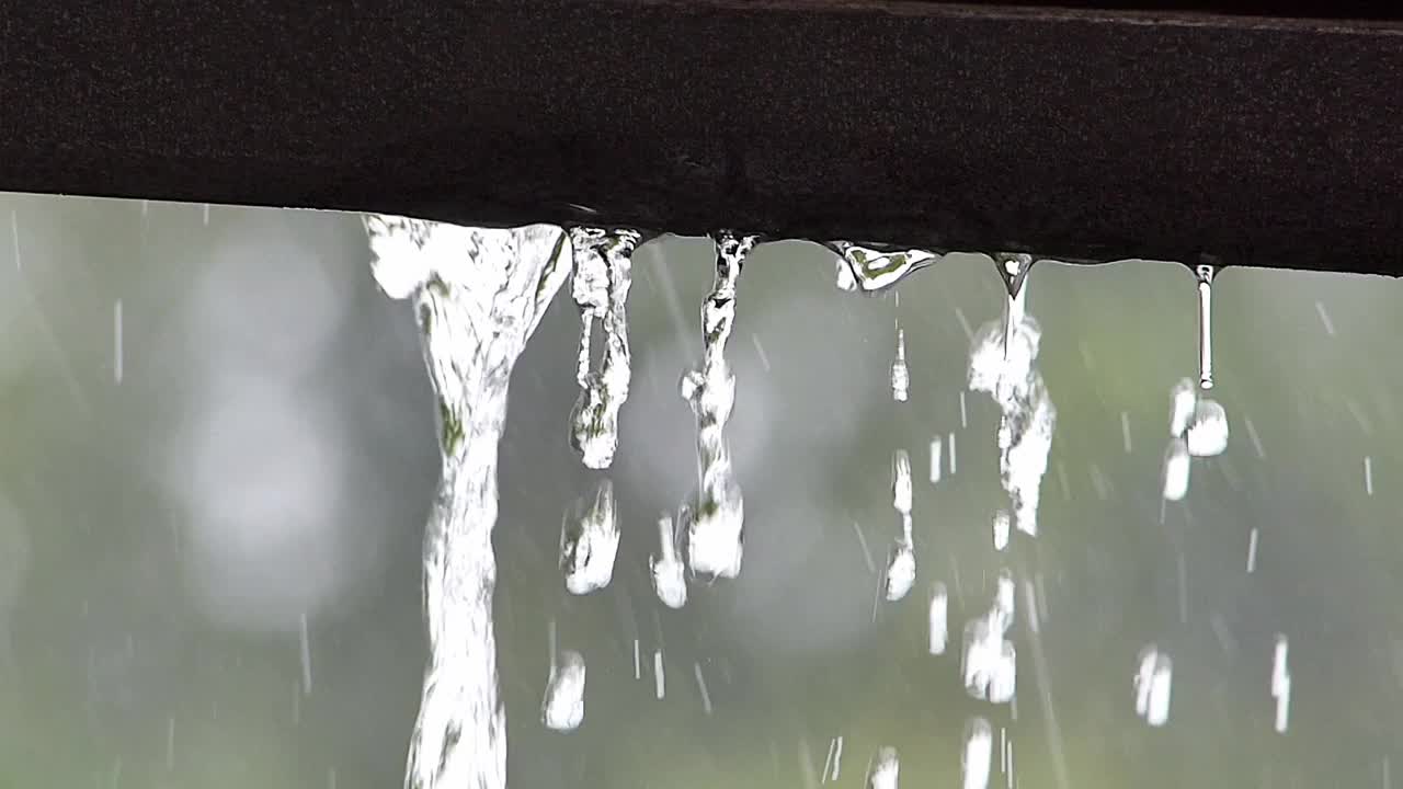 下雨时，水从屋顶流出。热带夏雨视频素材