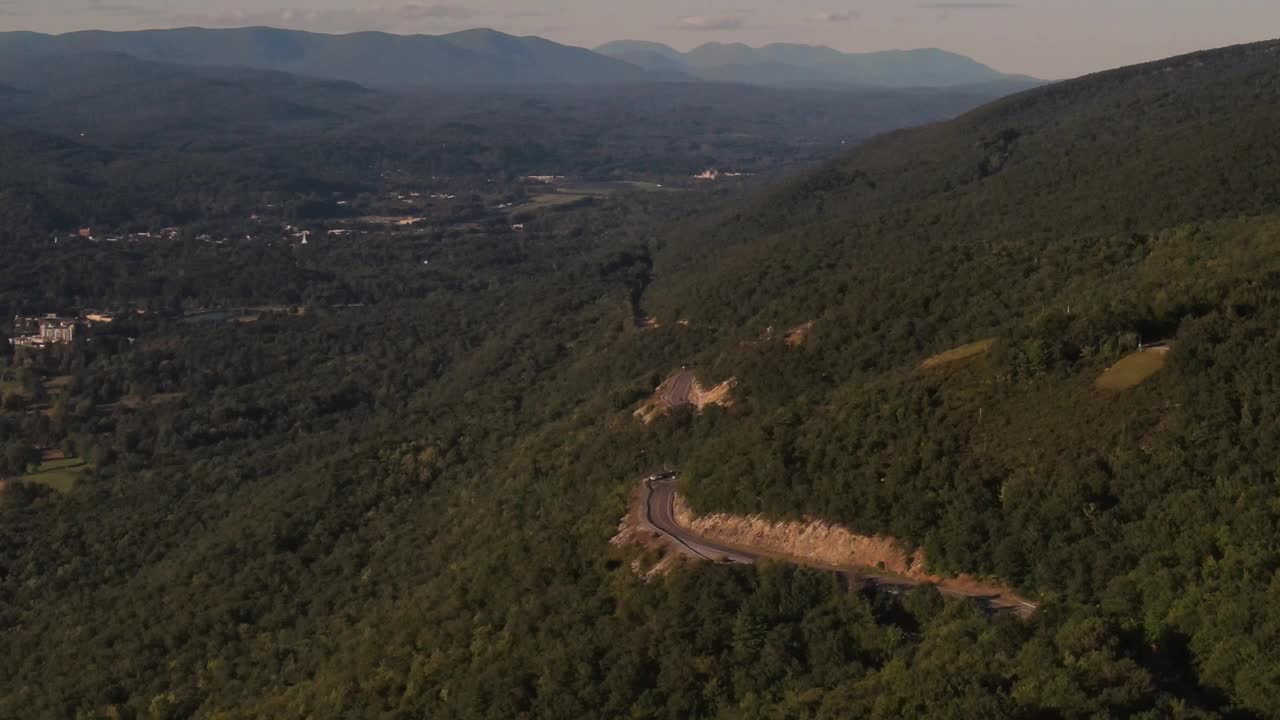 无人机拍摄的日落时蜿蜒的阿巴拉契亚山脉高速公路视频素材