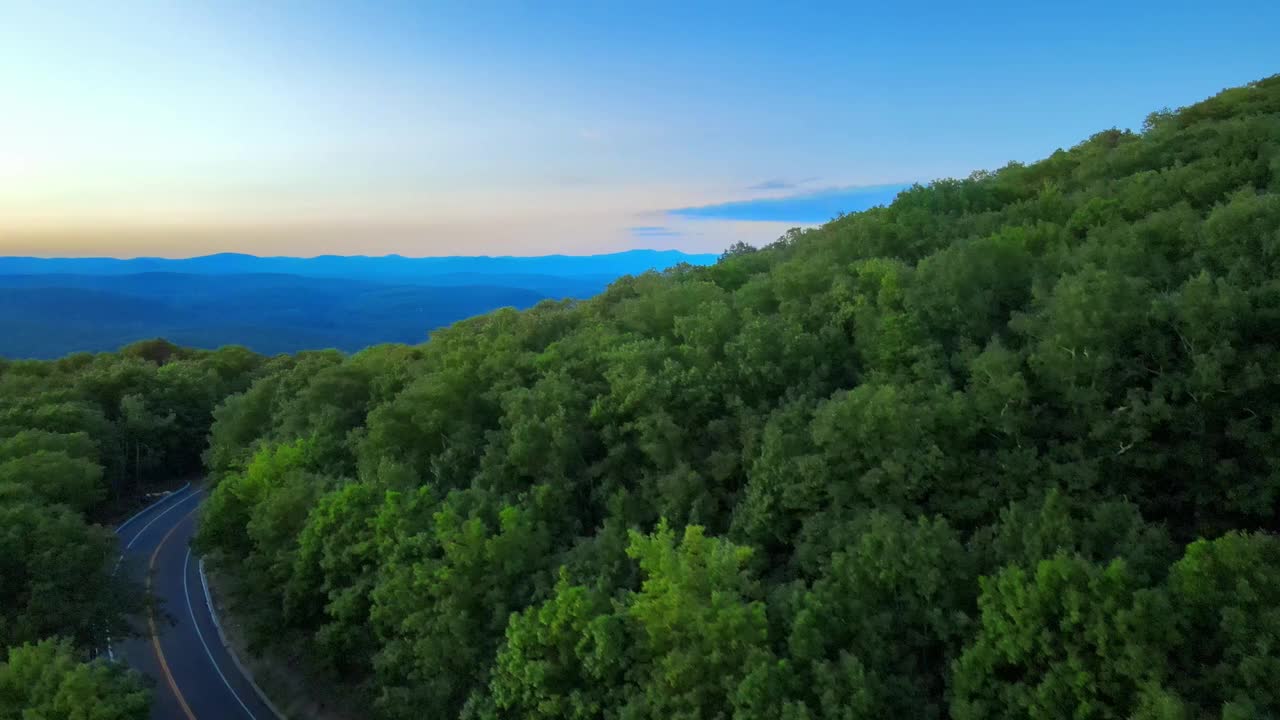 无人机拍摄的日落时阿巴拉契亚山脉一条风景优美的高速公路视频素材