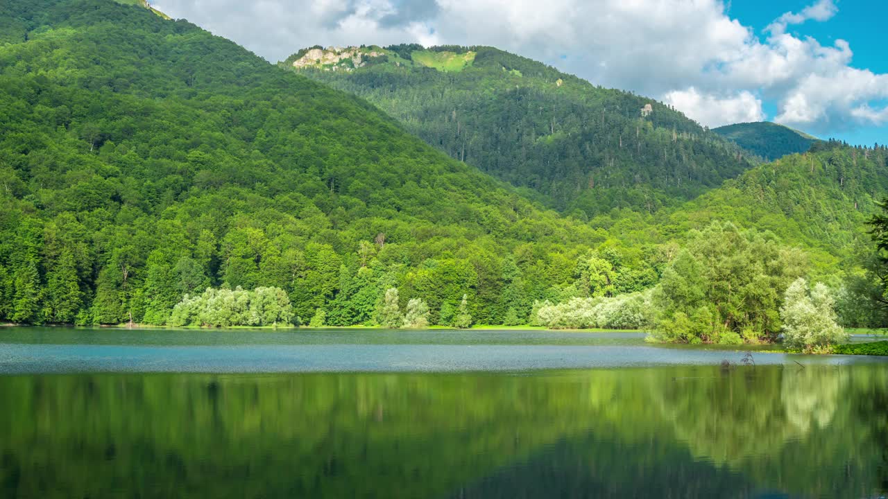 美丽的湖泊Biograd - Biogradsko jezero, Biogradska Gora国家公园，黑山。间隔拍摄4 k。视频素材