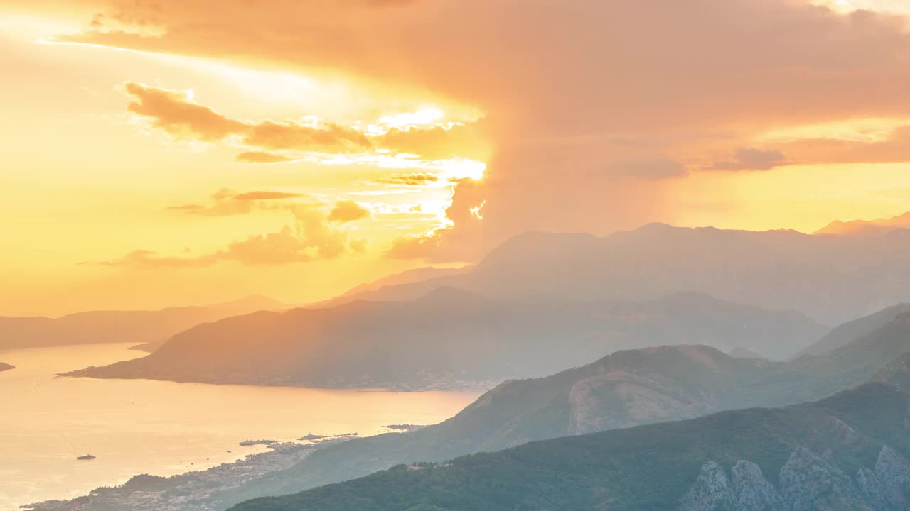 黑山提瓦特附近的科托湾和山脉的日落景色。间隔拍摄4 k。视频素材