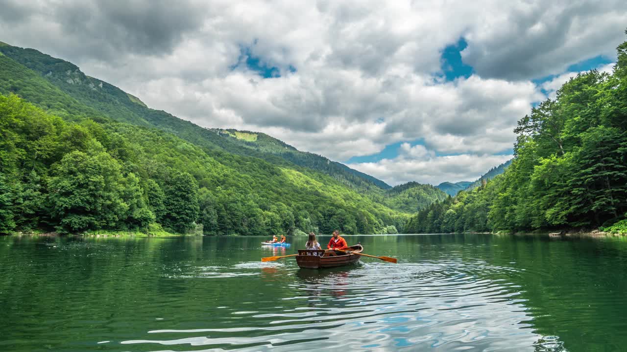 小船在湖Biograd - Biogradsko jezero, Biogradska Gora国家公园，黑山。间隔拍摄4 k。视频素材