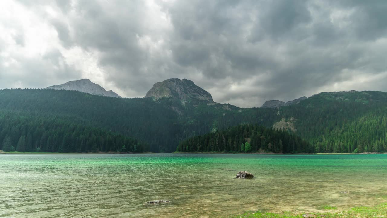 自然景观与山湖，黑山，杜米托国家公园。间隔拍摄4 k。视频素材