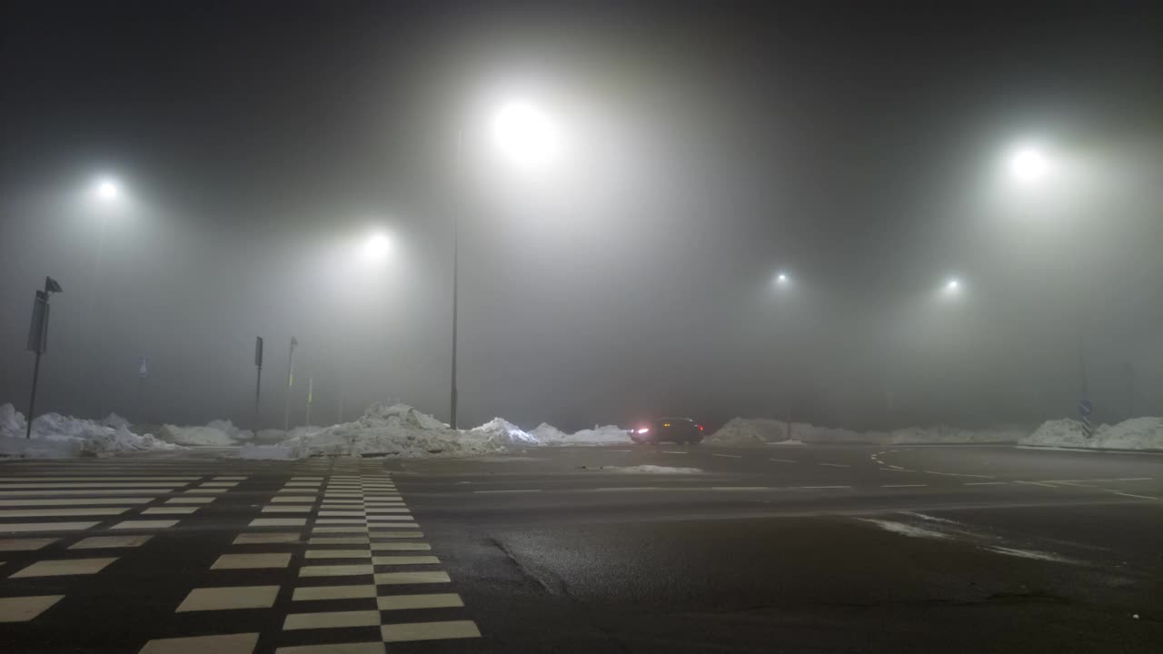 夜晚的十字路口在雾蒙蒙的冬天天气，全景延时视频素材