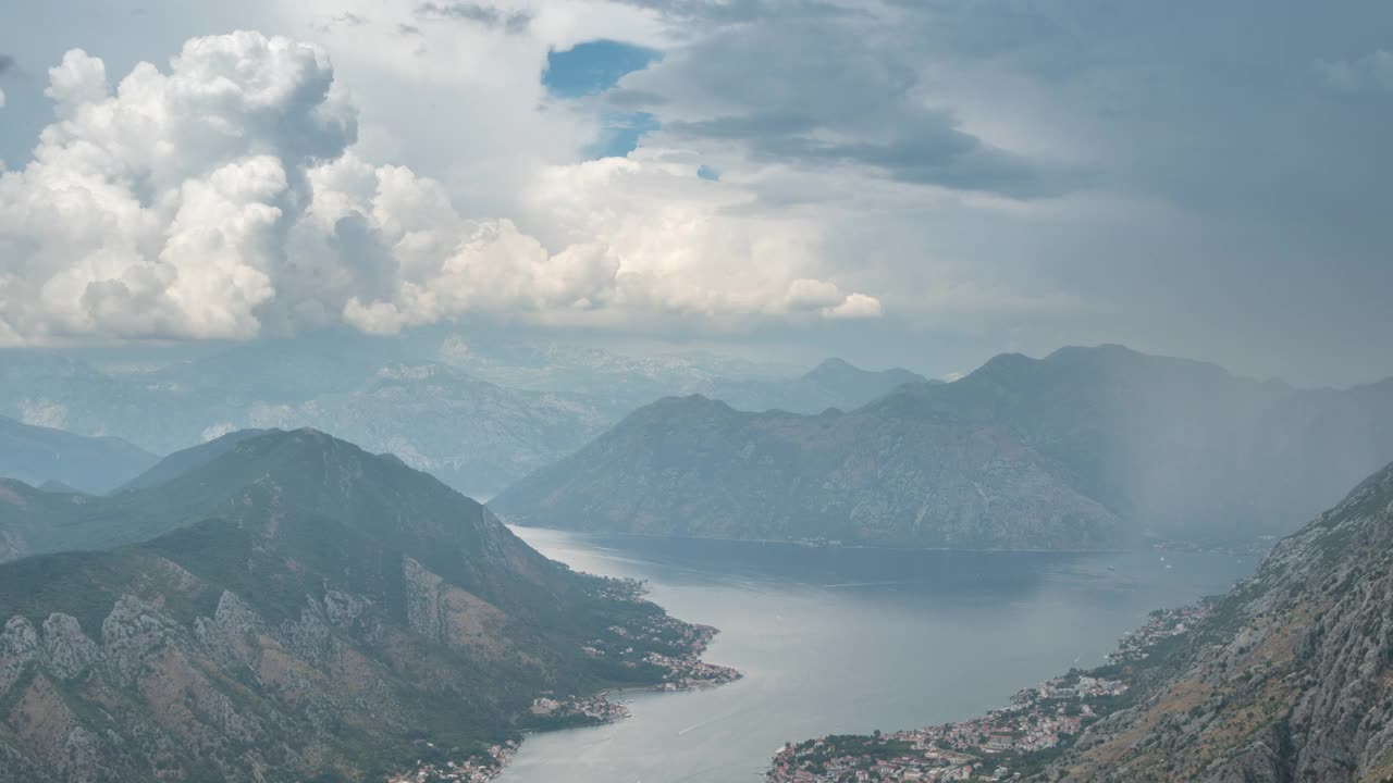 黑山的科托湾云雾全景图。间隔拍摄4 k。视频素材