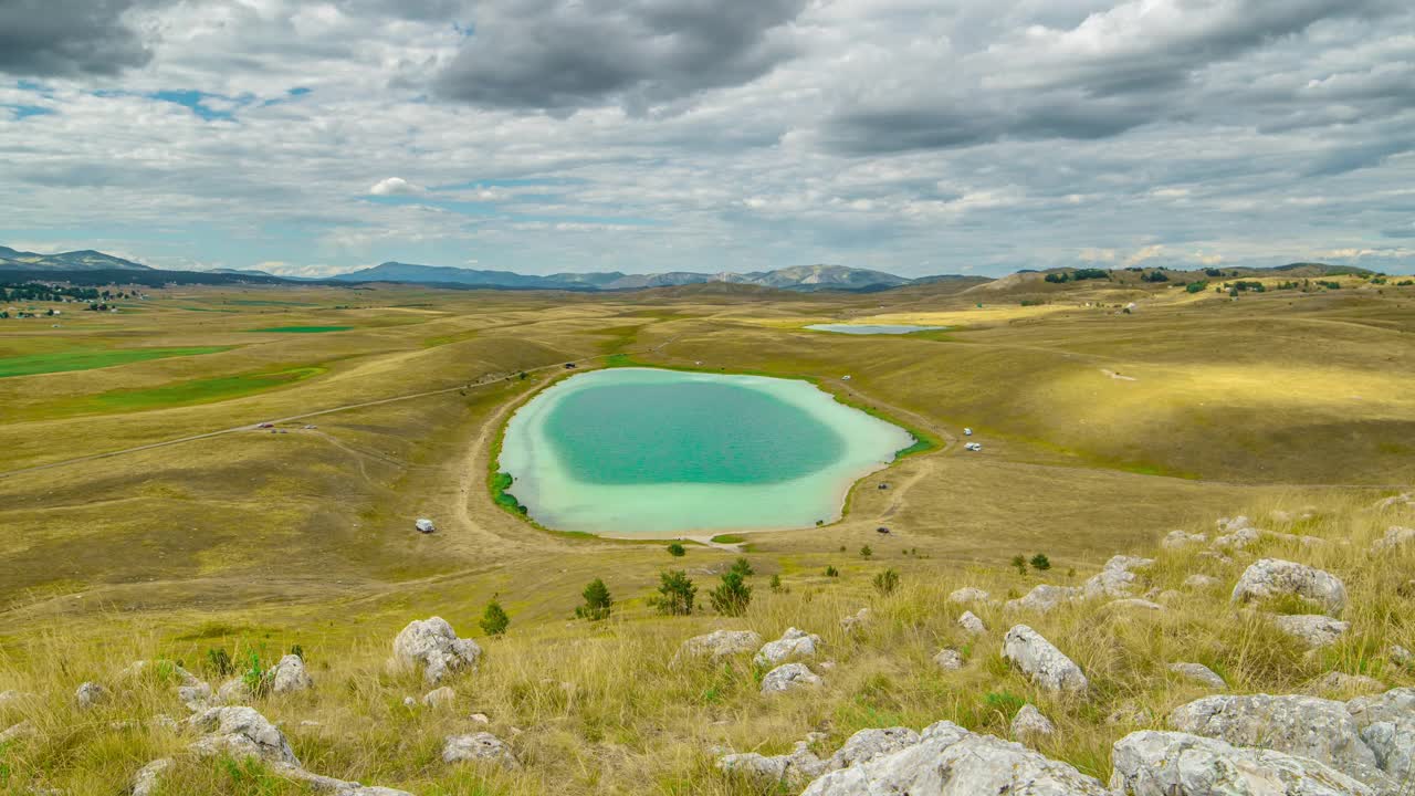 Vrazje jezero -位于黑山Zabljak附近宽阔的天然绿色草地之间的Durmitor的魔鬼湖。间隔拍摄4 k。视频素材