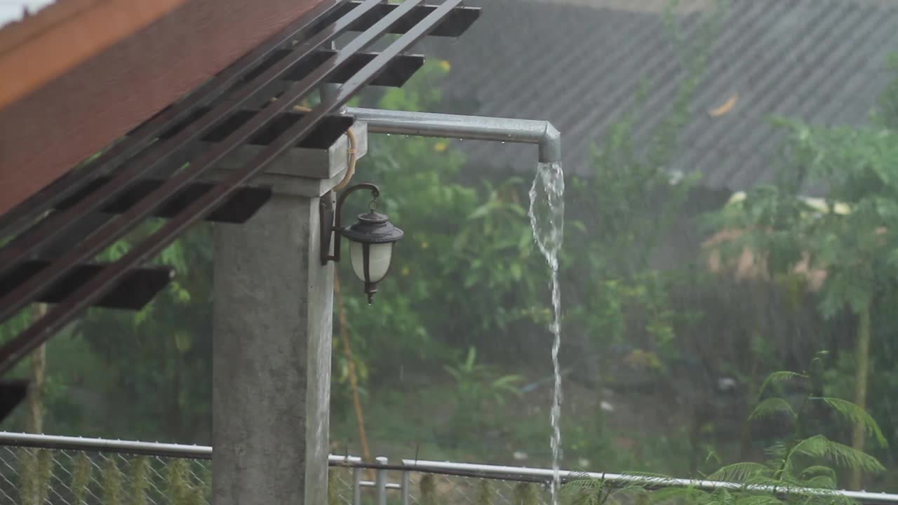 雨水沟，大雨倾盆视频素材