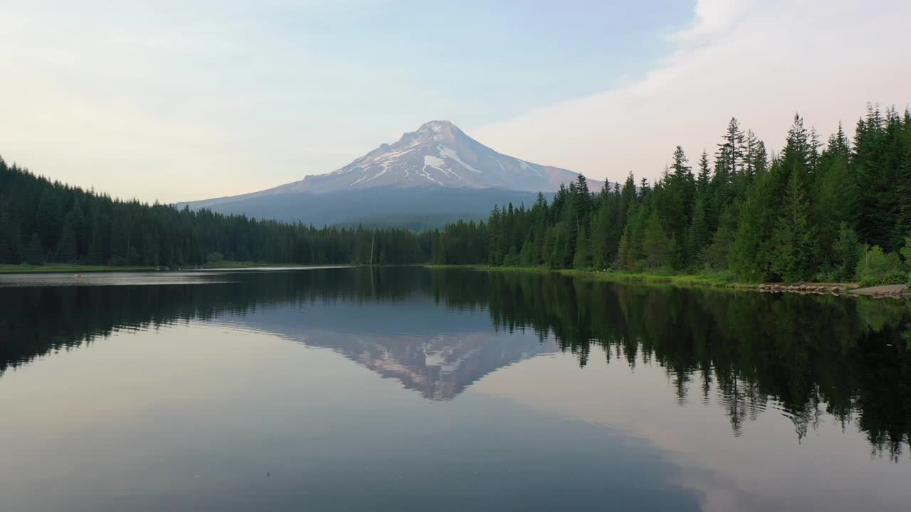 无人机视频低在高山湖与山反射视频素材