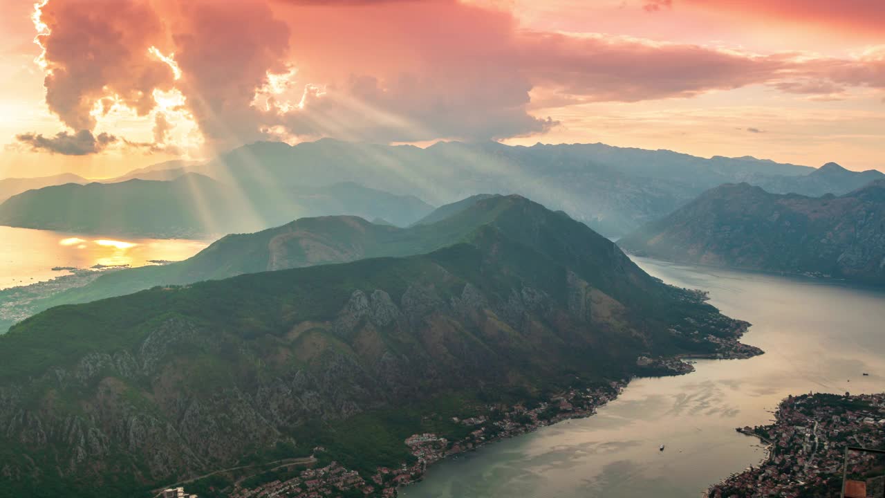 科托湾的全景日落与戏剧性的阴天。位于黑山和亚得里亚海的洛夫森山脉。间隔拍摄4 k。视频素材