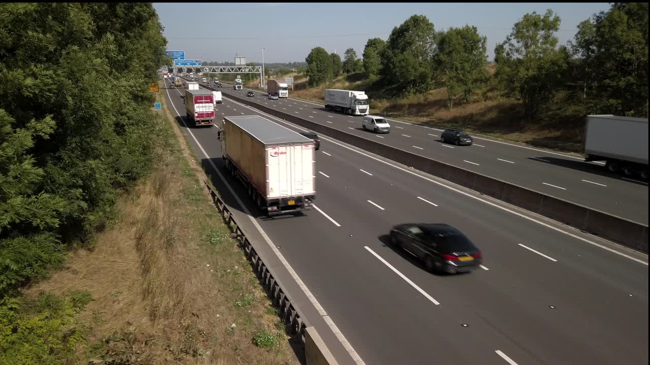 在英格兰北安普敦郡M1智能高速公路上的道路交通轨道。视频素材