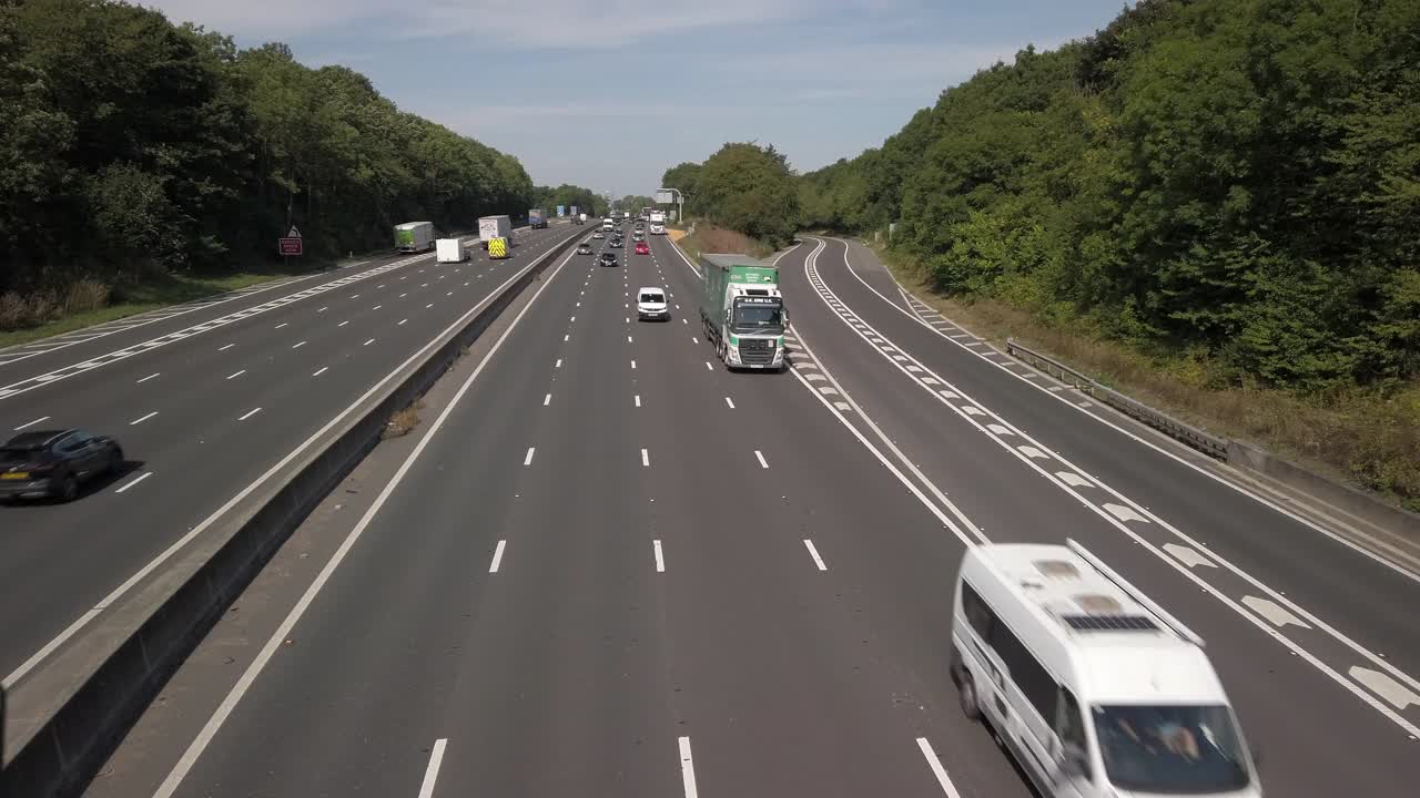 在英格兰北安普敦郡M1智能高速公路上的道路交通轨道。视频素材