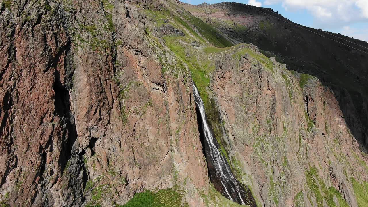 令人惊叹的瀑布之间陡峭和高落基山脉，鸟瞰图视频素材