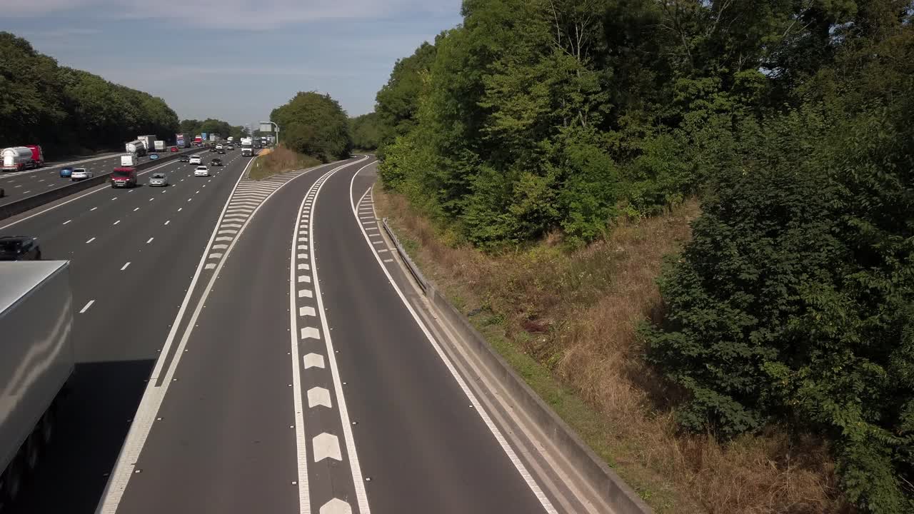 在英格兰北安普敦郡M1智能高速公路上的道路交通轨道。视频素材