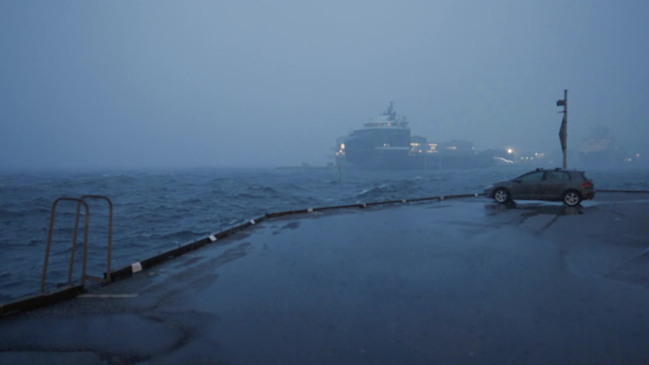 卑尔根的狂风巨浪:极端的天气状况视频素材