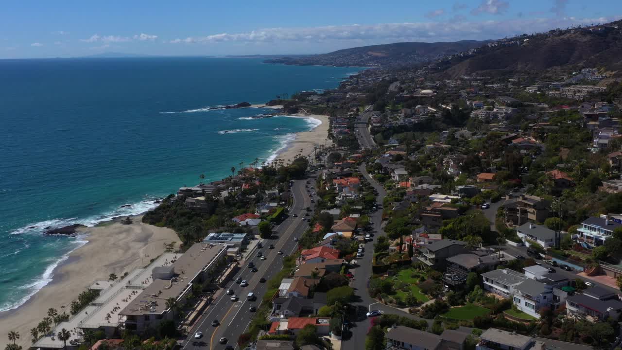 华丽的航拍向前拉古纳海滩海岸线村庄和公路，加利福尼亚。视频素材