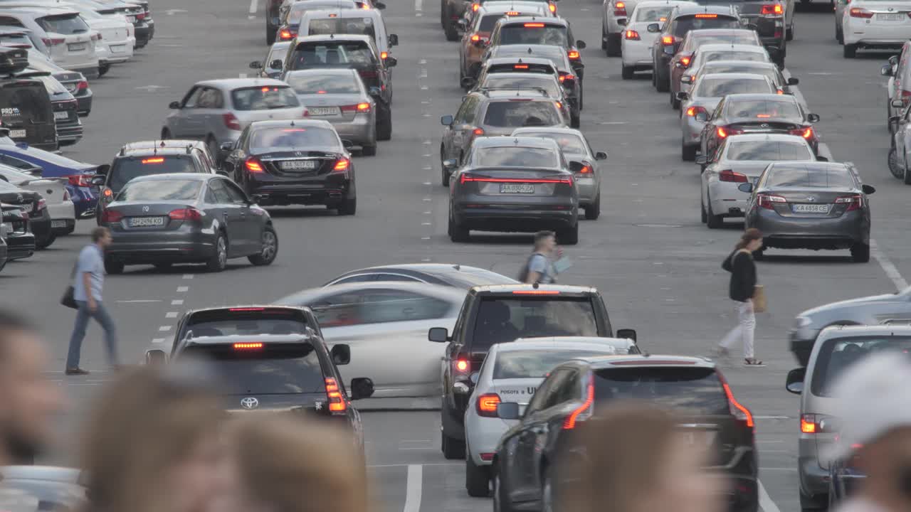 基辅市内拥挤的汽车在繁忙的道路上缓慢行驶。繁忙的城市，拥挤的道路，高峰时间汽车交通日。拥挤的大街，高峰时间交通堵塞，城市生活基辅路视频素材