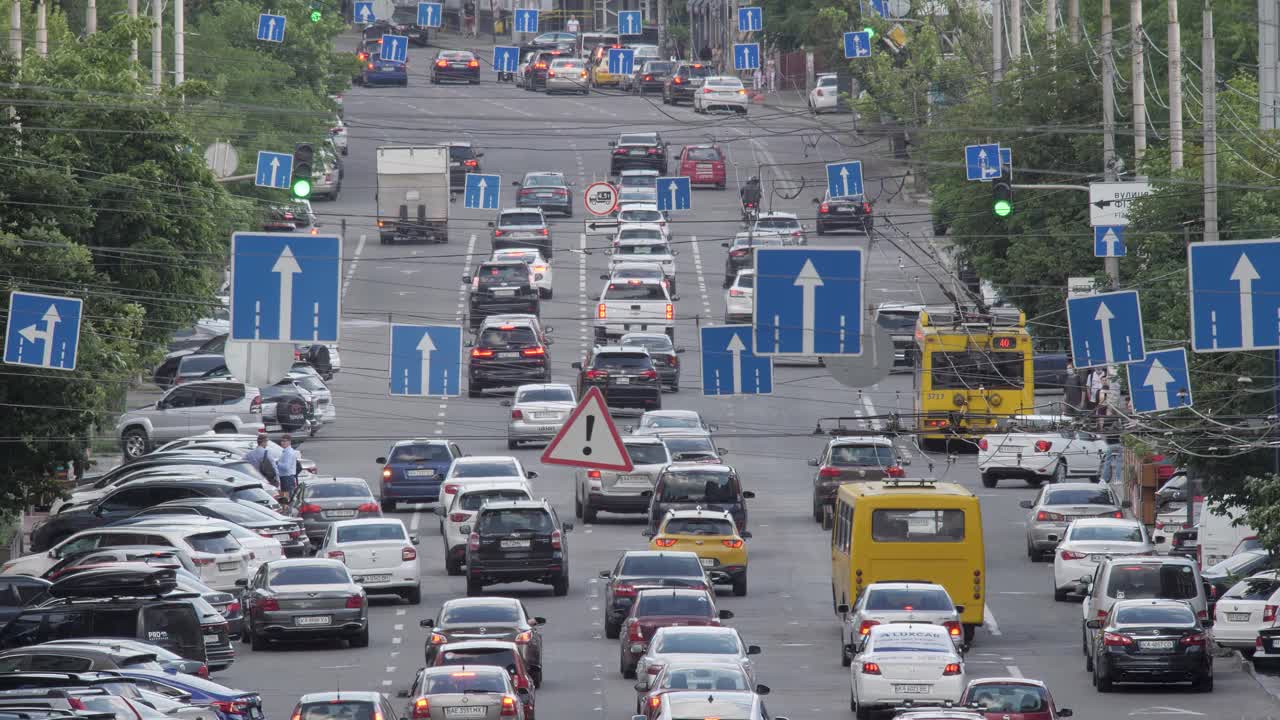 繁忙的城市交通运动，人们和汽车拥挤的道路基辅交通街道。普通百姓繁忙的街道，城市交通道路，汽车闹市。拥挤的城市景象街景视频素材