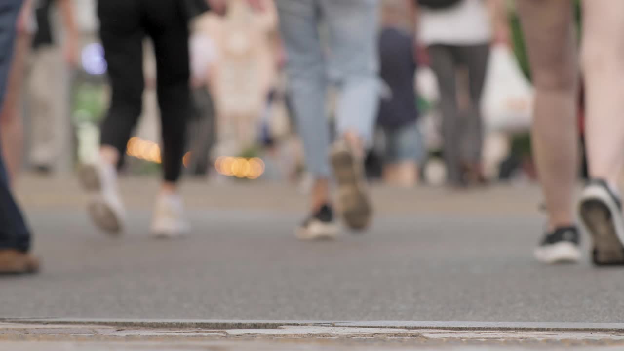 不认识的人走在街上。模糊了城市行人的人行道。人行道，街道，无名人群，城市。行人过马路，繁忙的城市拥挤的人没有脸视频素材