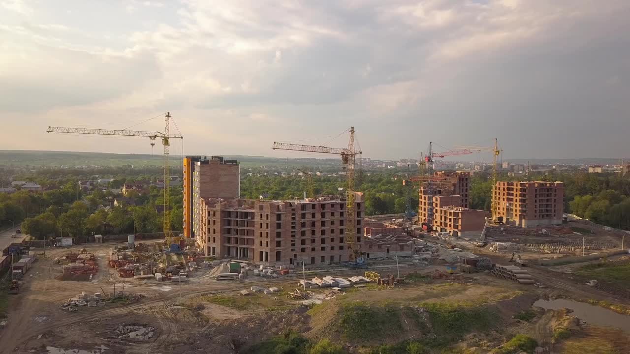 建筑工地鸟瞰图与建筑起重机和高层公寓在一个城市。视频素材