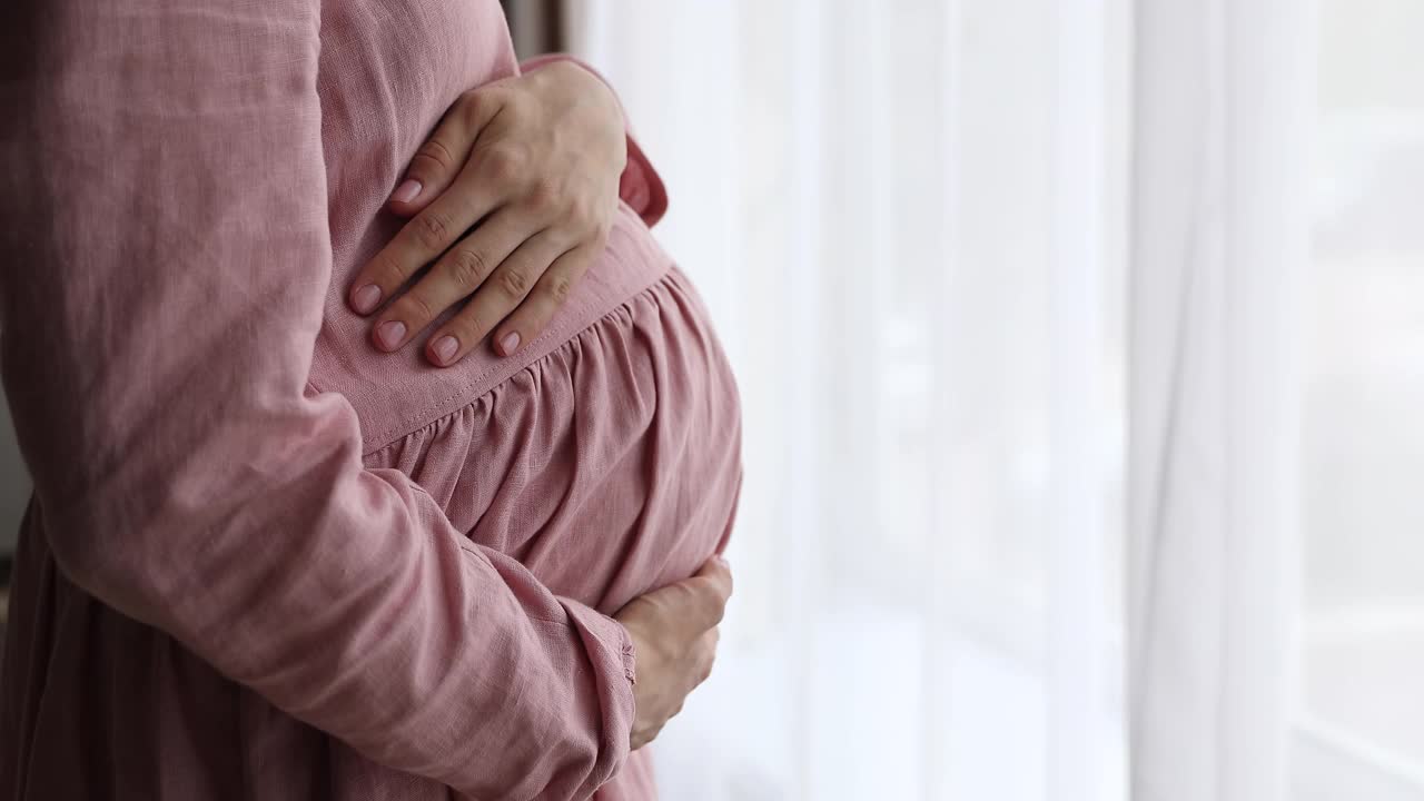 近裁切视图孕妇抚摸她的大肚子视频素材