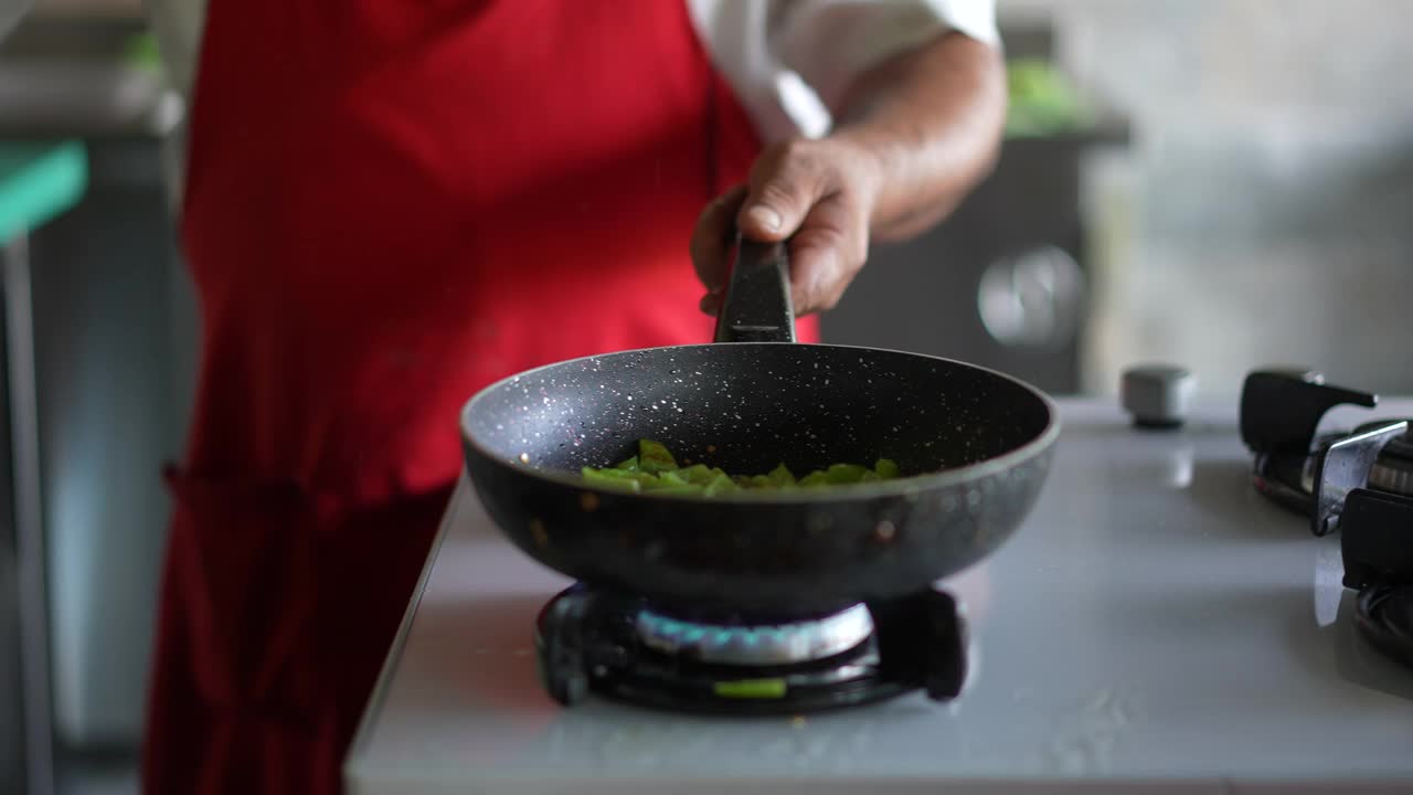 慢动作专业厨师扔食物。视频素材