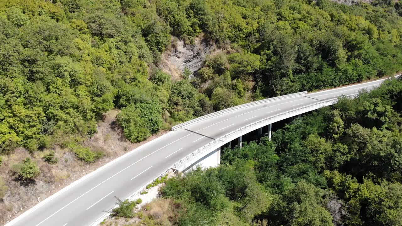 从空中俯瞰汽车行驶在道路上视频素材