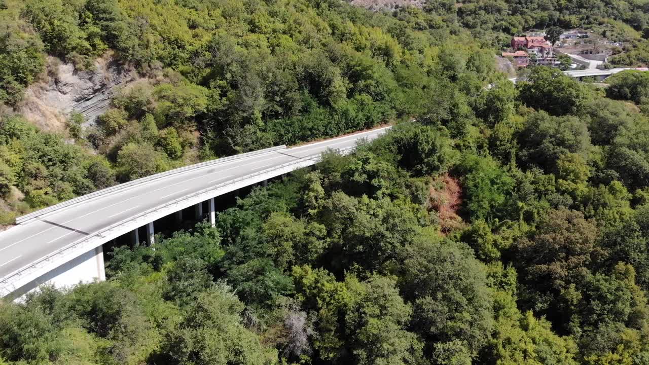 从空中俯瞰汽车行驶在道路上视频素材