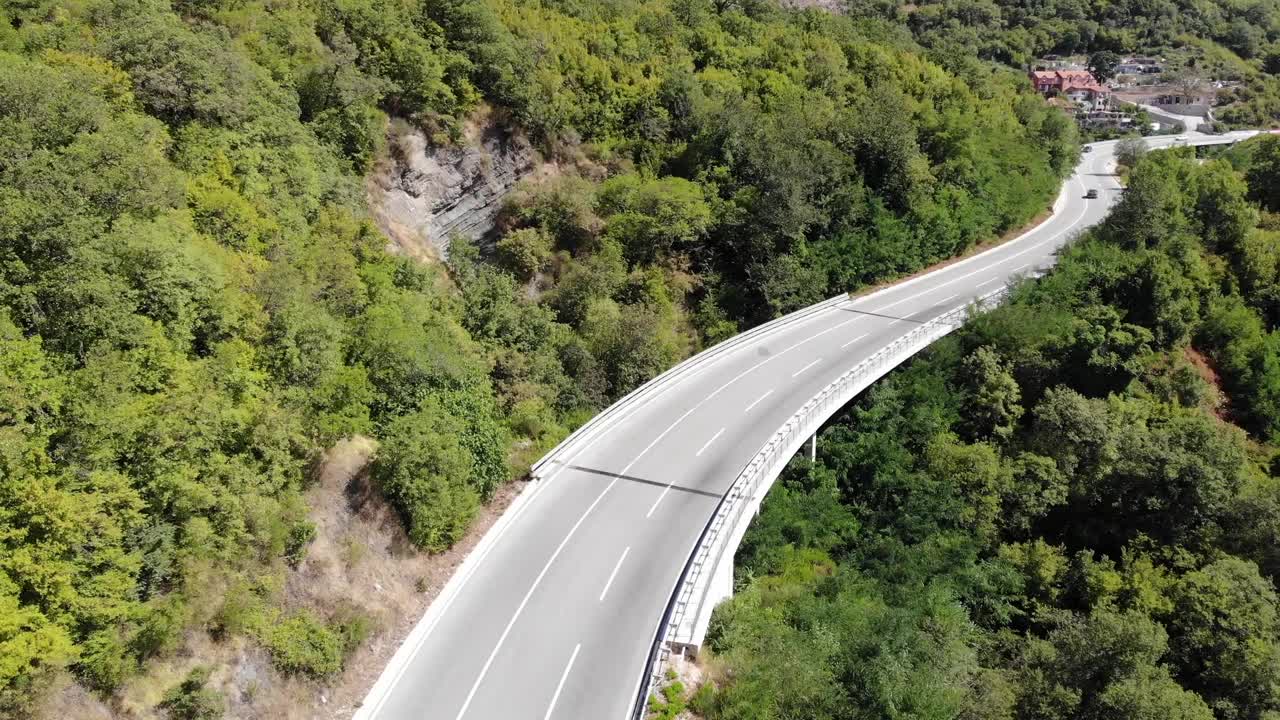 从空中俯瞰汽车行驶在道路上视频素材