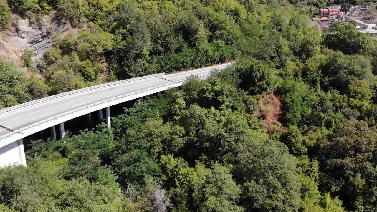 从空中俯瞰汽车行驶在道路上视频素材