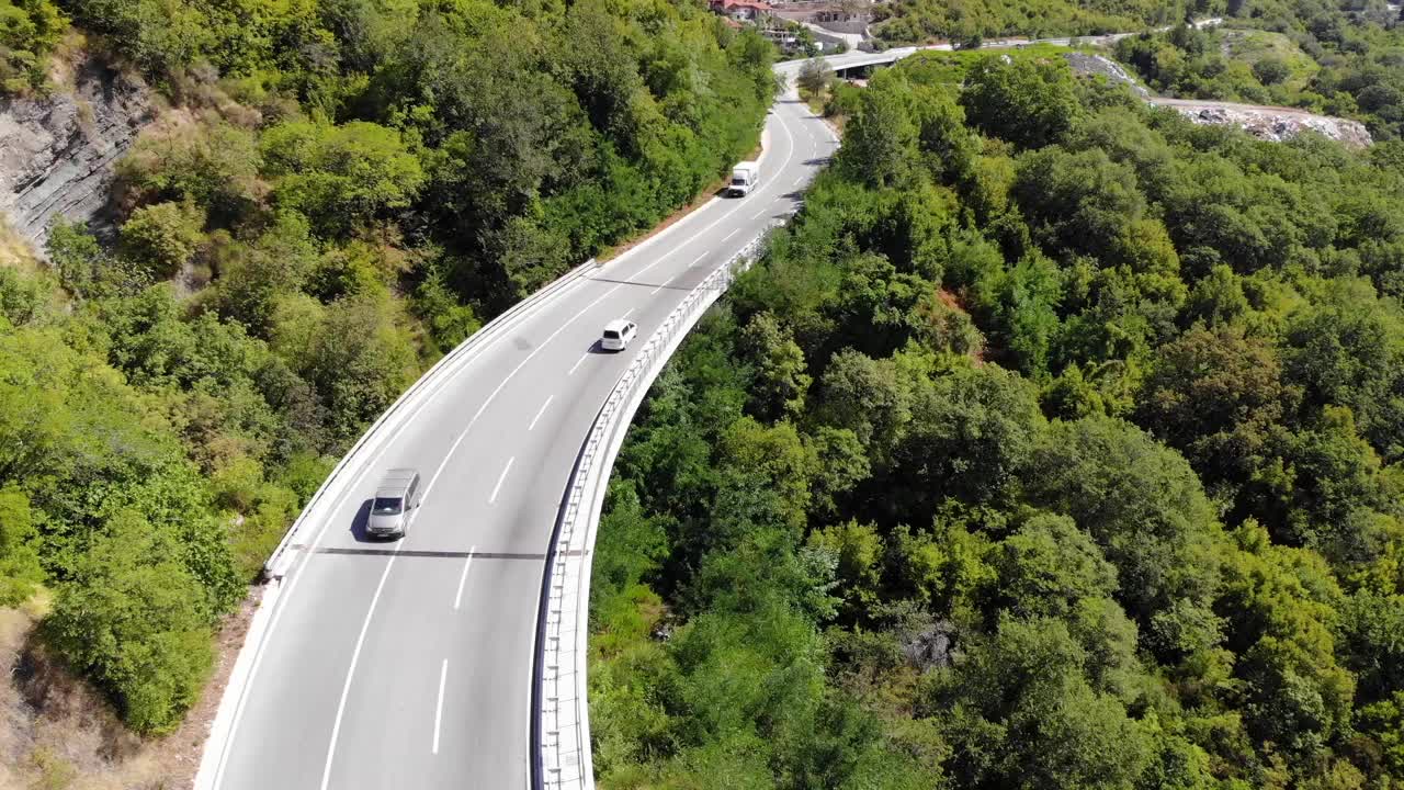 从空中俯瞰汽车行驶在道路上视频素材