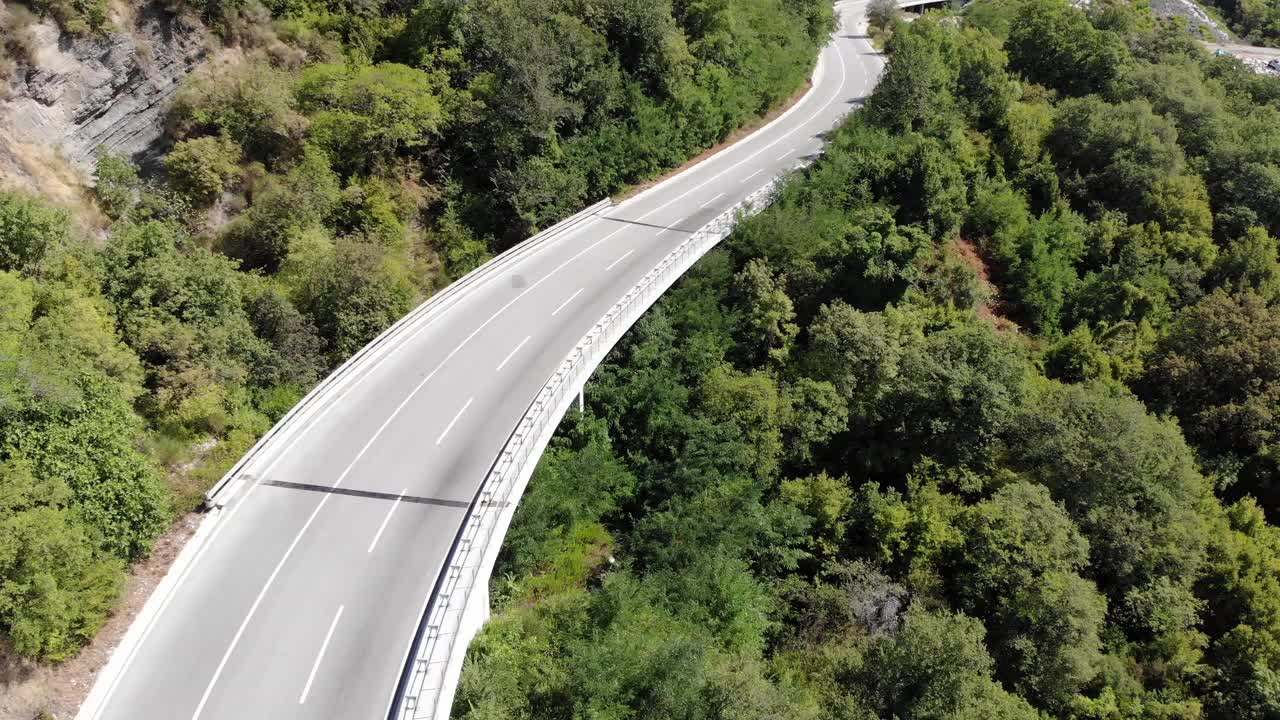 从空中俯瞰汽车行驶在道路上视频素材