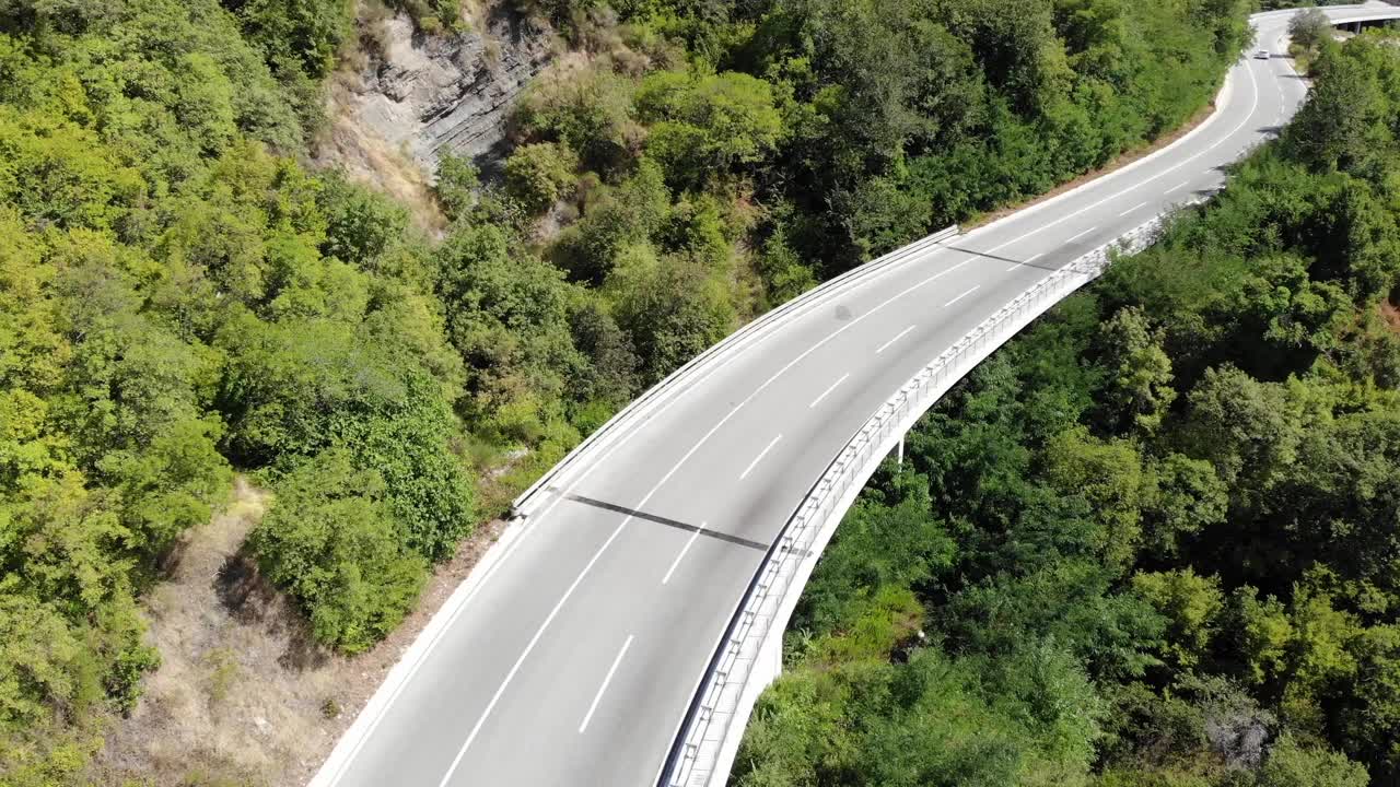 从空中俯瞰汽车行驶在道路上视频素材