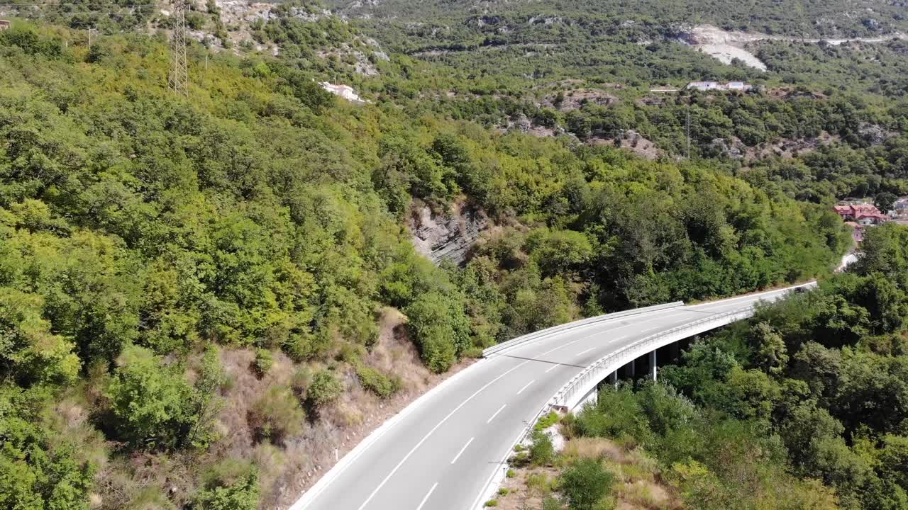 从空中俯瞰汽车行驶在道路上视频素材