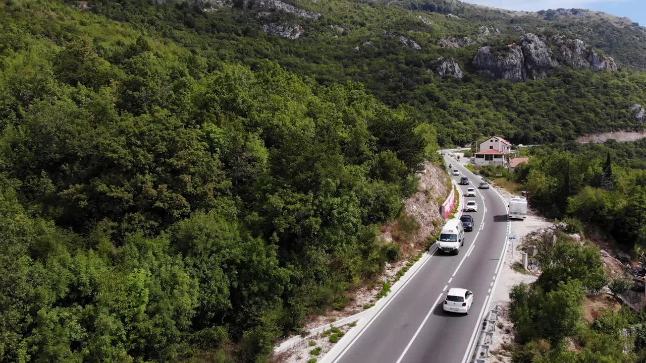 从空中俯瞰汽车行驶在道路上视频素材