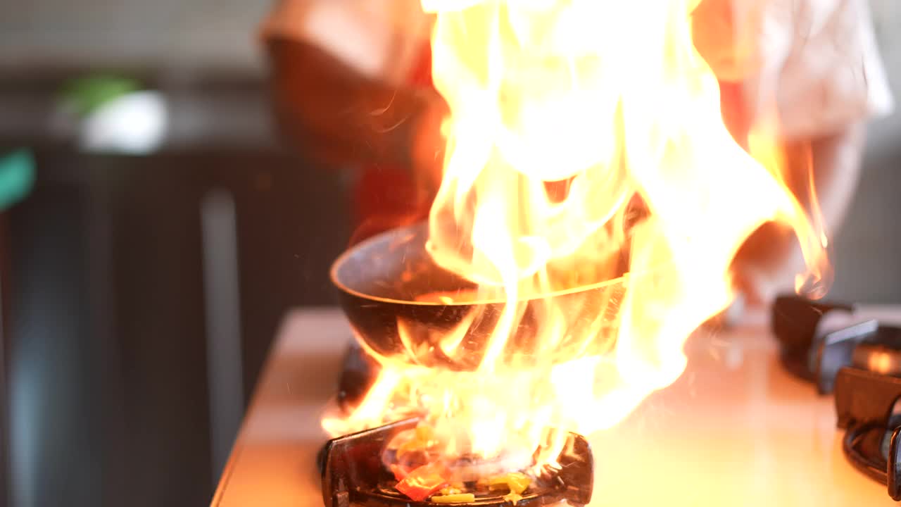 慢动作专业厨师扔食物。视频素材