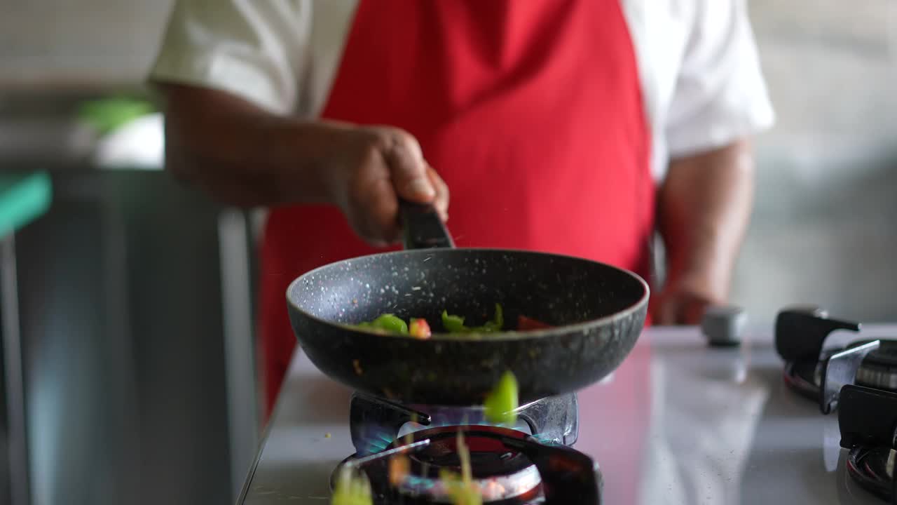 慢动作专业厨师扔食物。视频素材