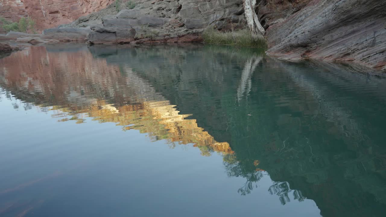 在卡里吉尼的哈默斯利峡谷池塘上的倒影视频素材