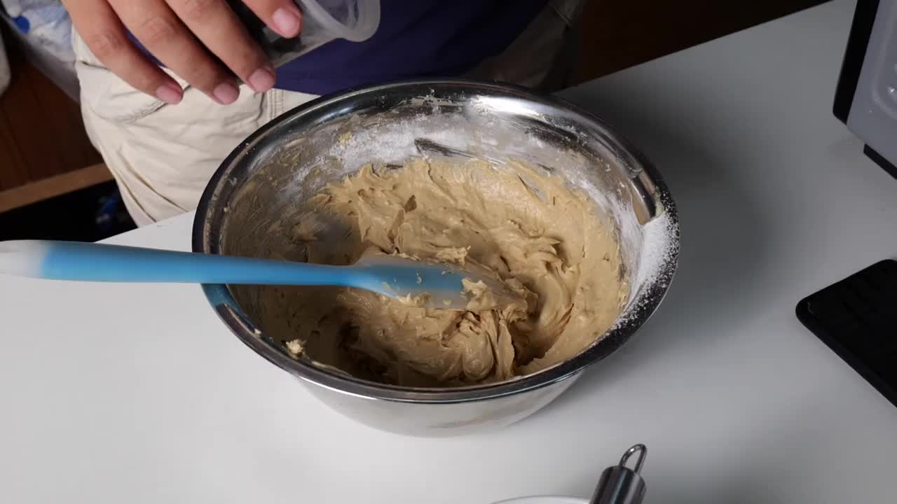 加入巧克力片混合制作慢动作饼干。视频素材